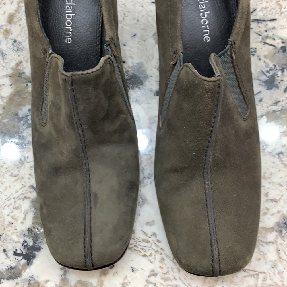 Liz Claiborne size 7.5 olive green nubuck suede shoes EUC